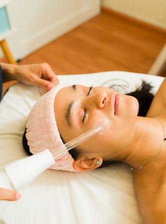 hydrafacial-GettyImages-1559330584-be520b4da40c403893229beb0d05a02a